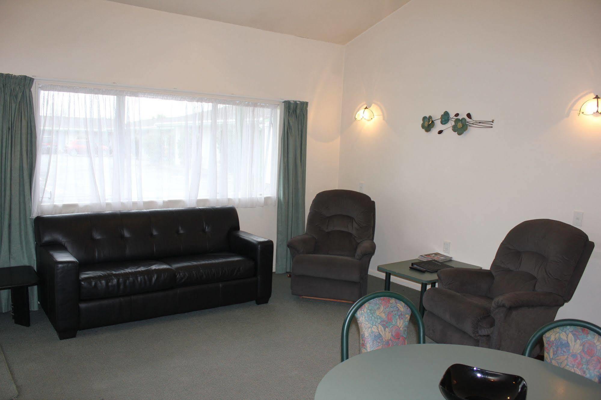 Acorn Estate Motel มาสเตอร์ตัน ภายนอก รูปภาพ