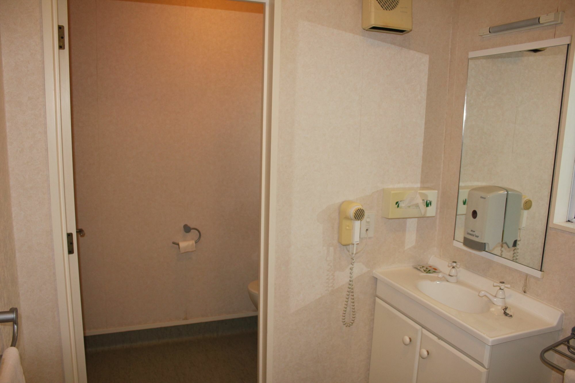 Acorn Estate Motel มาสเตอร์ตัน ภายนอก รูปภาพ